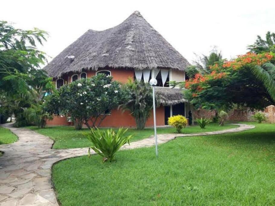 Tembo Beach Cottage Malindi Exterior photo